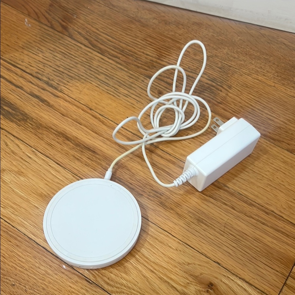 Belkin White Wireless Charger with Power Adapter
